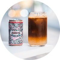 Cold brew con bebida energética sobre fondo claro